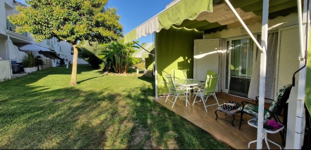 Casa adosada de 2 plantas en Nuevo Portil, con acceso directo a la piscina, terraza privada, 2 dormitorios y aire acondicionado. Ideal para vacaciones o estancias prolongadas.

